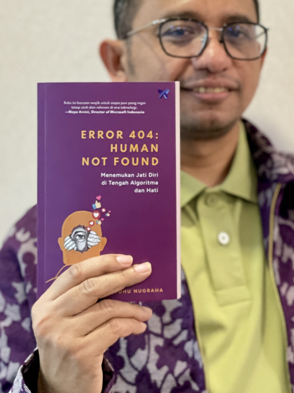 Kang Tuhu (99) memegang bukunya